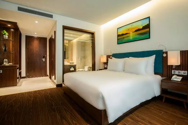 Fotos del hotel Maximilan Danang Beach:  6