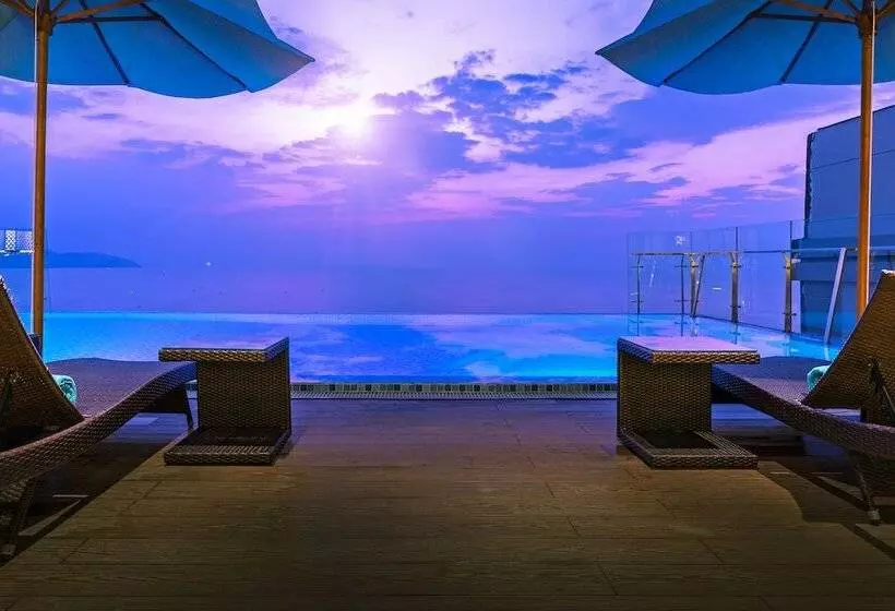 Fotos del hotel Maximilan Danang Beach:  13