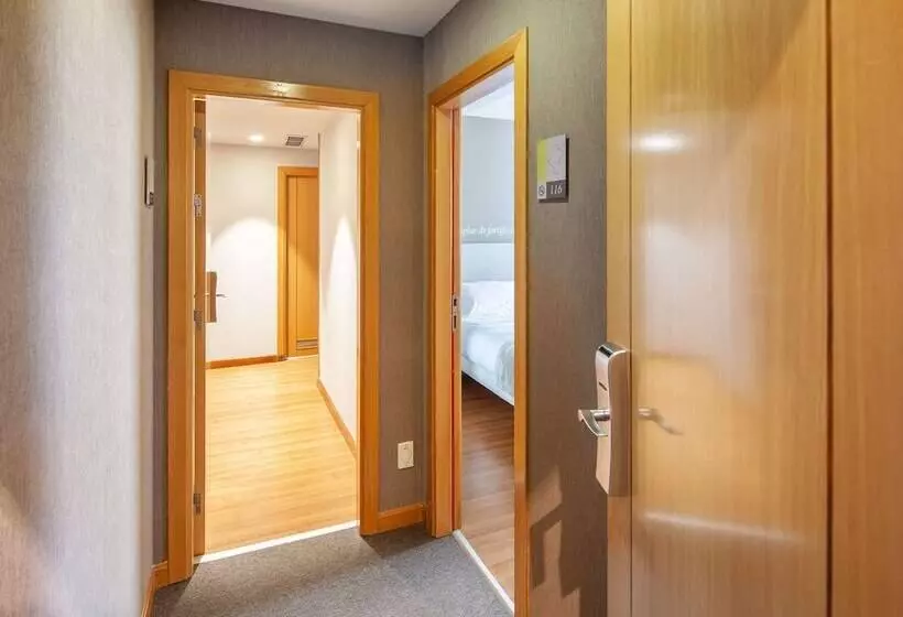 Fotos del hotel Ibis Styles Pamplona Noain:  24