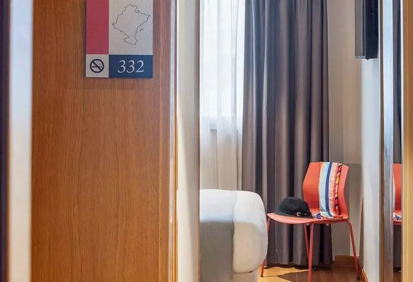 Fotos del hotel Ibis Styles Pamplona Noain:  21