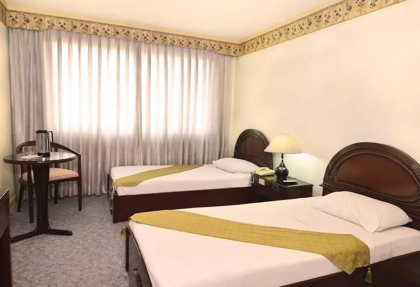 Fotos del hotel Holiday Plaza Hotel:  2