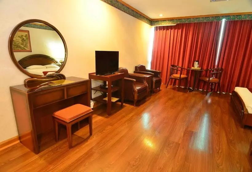 Fotos del hotel Holiday Plaza Hotel:  18