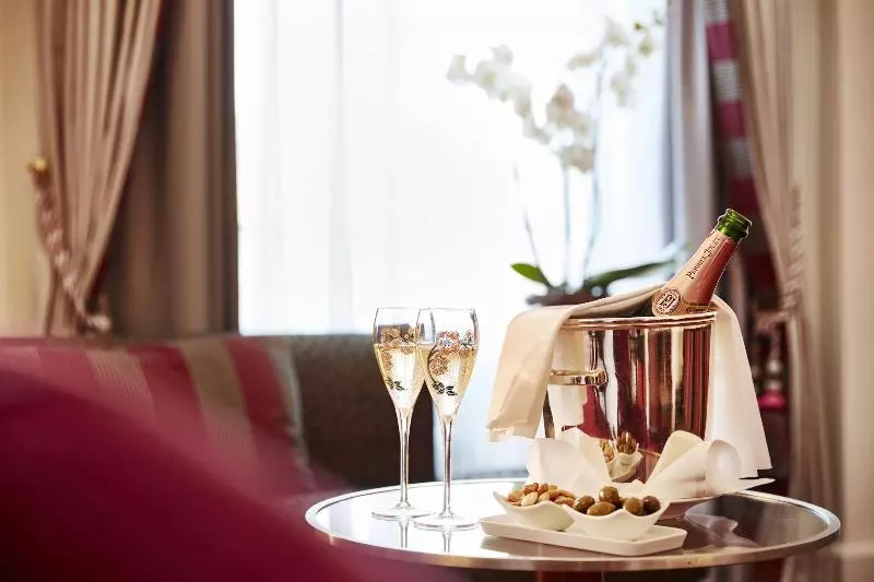 Fotos del hotel The Dufour, Suites & Rooms By Hotel Schweizerhof:  17