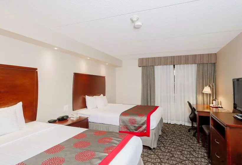 Ramada By Wyndham Niagara Falls By The River