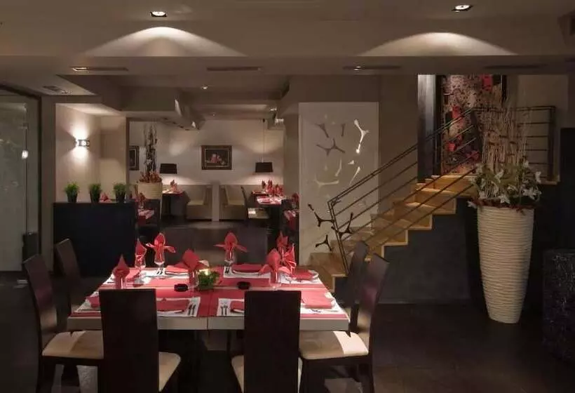 Fotos del hotel Famous House:  6