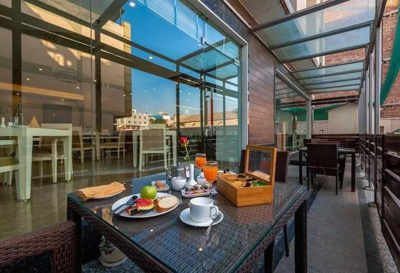 Fotos del hotel Emblem  Sector 14 Gurgaon:  16