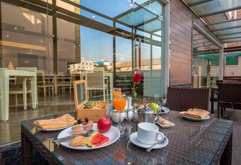 Fotos del hotel Emblem  Sector 14 Gurgaon:  20