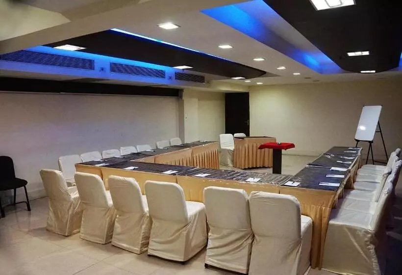 Fotos del hotel Silvercloud Hotel And Banquets:  2