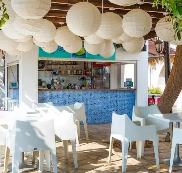 Fotos del hotel Captain Karas Holidays Apartments:  5