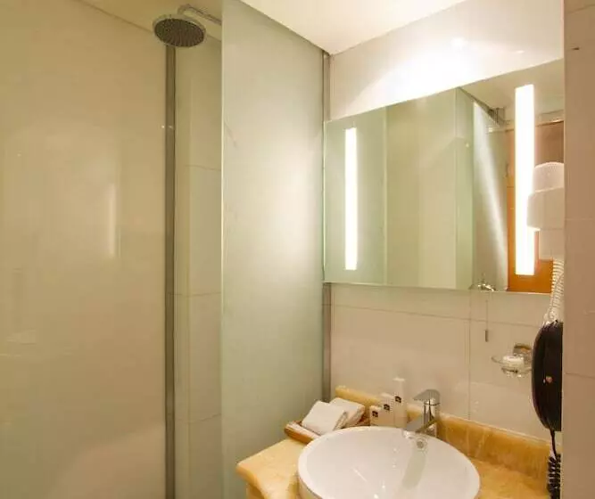 Fotos del hotel Dabab Hotel By Warwick:  30