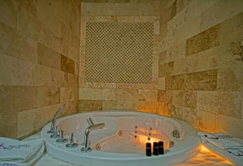 Fotos del hotel Holiday Cave Hotel:  3