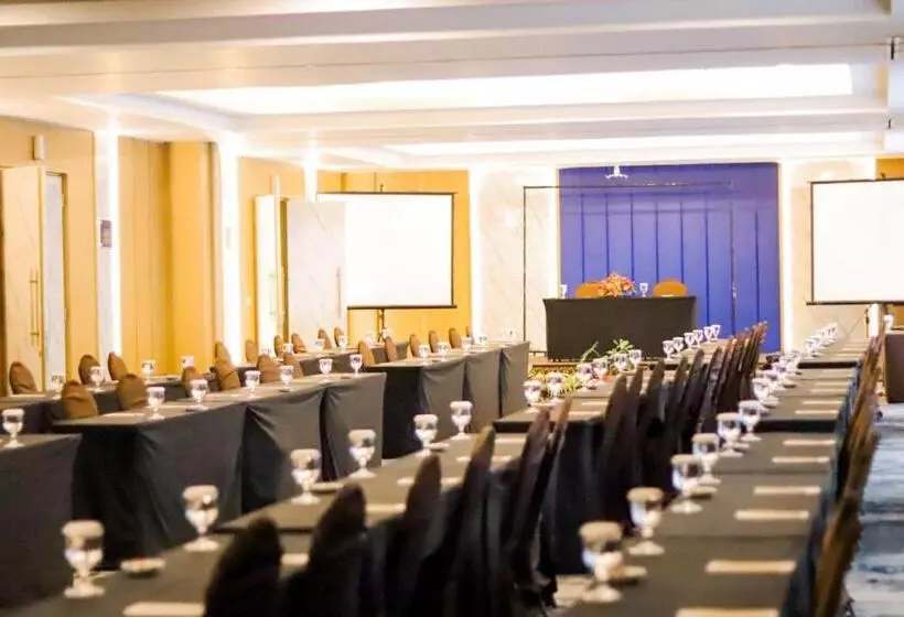 Fotos del hotel Hotel @Hom Platinum Gowongan:  15