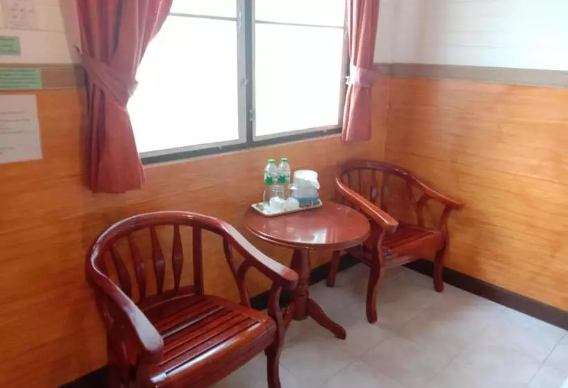 Fotos del hotel Lunar Hut Resort:  3