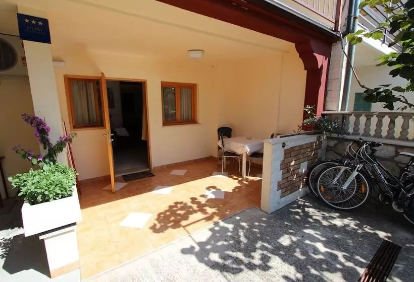 Fotos del hotel Room And Apartments Mariza:  16