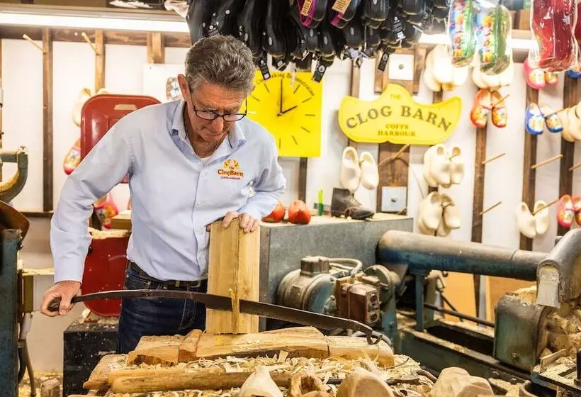 Fotos del hotel Clog Barn Caravan Park:  11