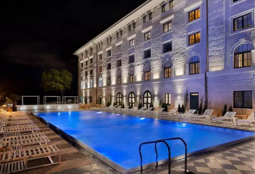 Brown Beach House & Spa