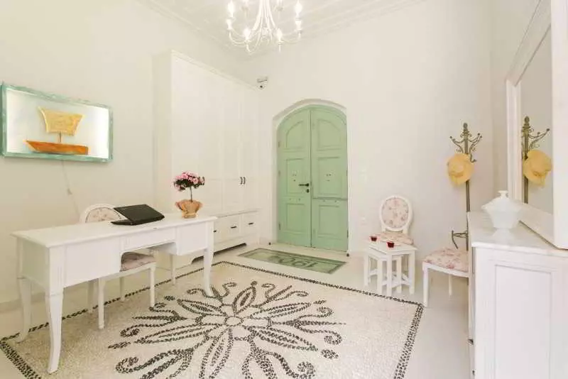 Efchi Suites 1904
