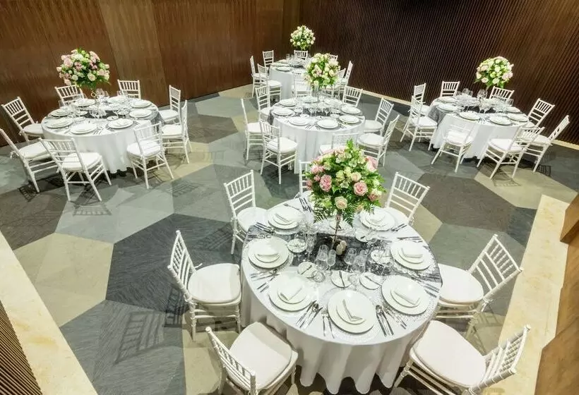 Fotos del hotel The Fives Downtown Hotel & Residences, Curio Collection by Hilton:  8