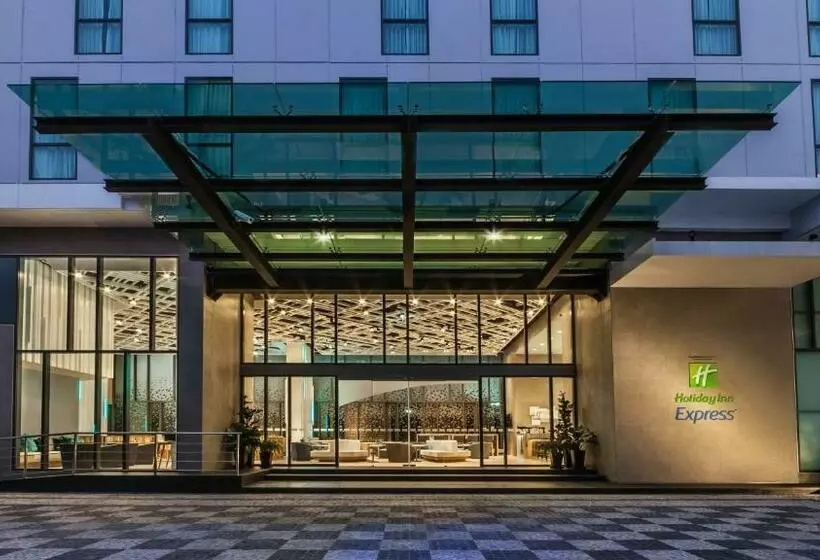 Fotos del hotel Holiday Inn Express Bangkok Soi Soonvijai, An Ihg:  9