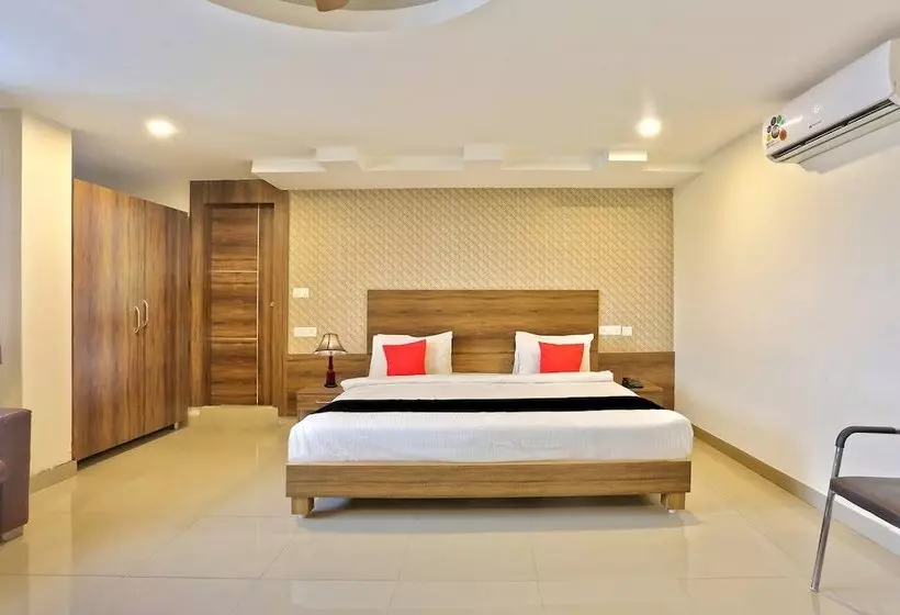 Capital O 15079 Navvada Regency