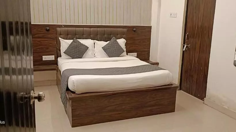 Oyo 12193 Sandhya