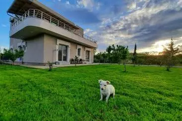 Hilltop Hideaway - Elbasan