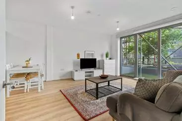 Centrally Located Modern 2bed 2bath Apartment - Wembley