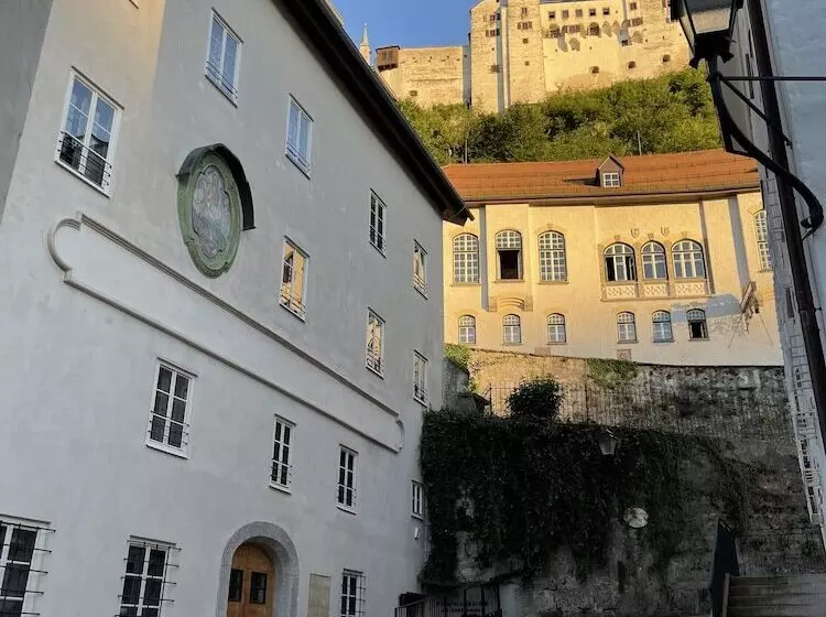 Townhouse Weisses Kreuz