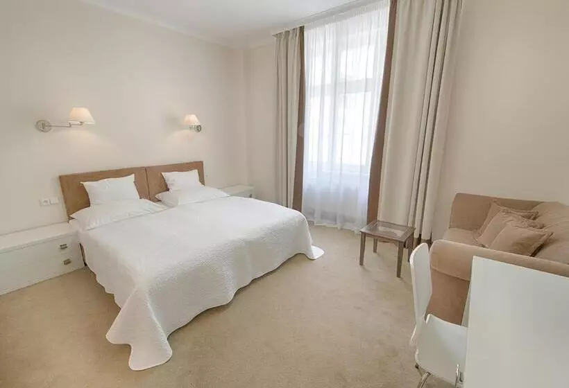 Fotos del hotel Embassy:  16