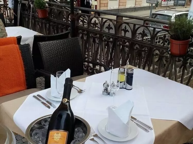 Fotos del hotel Embassy:  4