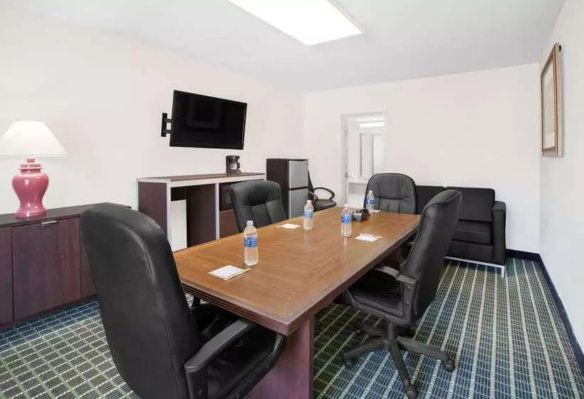 Fotos del hotel Days Inn By Wyndham Market Center Dallas Love Field:  2