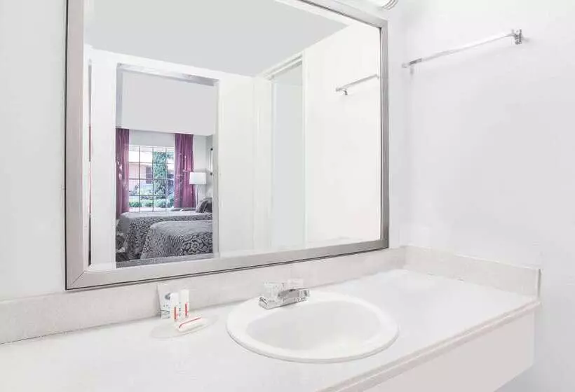 Fotos del hotel Days Inn By Wyndham Market Center Dallas Love Field:  3