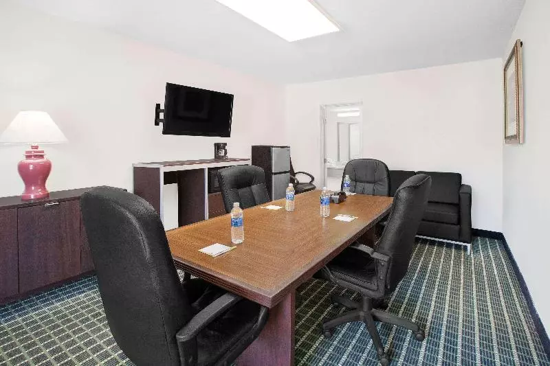 Fotos del hotel Days Inn By Wyndham Market Center Dallas Love Field:  6