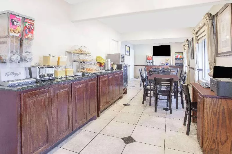 Fotos del hotel Days Inn By Wyndham Market Center Dallas Love Field:  8