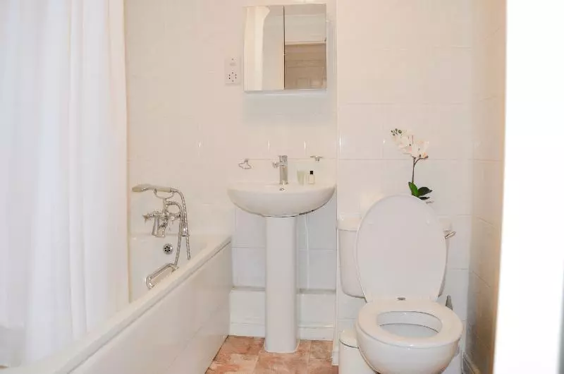 Fotos del hotel Meridian Place By Oyo Rooms:  3