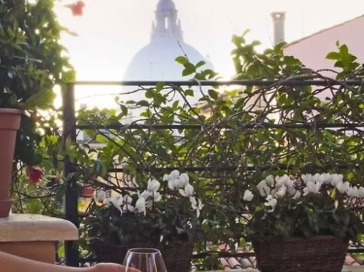 Fotos del hotel Dell'opera:  5