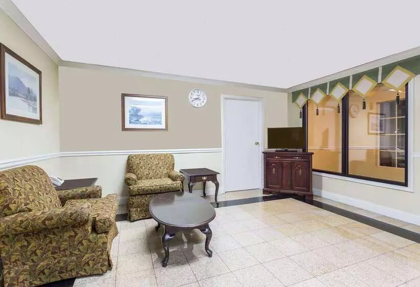 Fotos del hotel Super 8 By Wyndham Atlanta Northeast Ga:  13