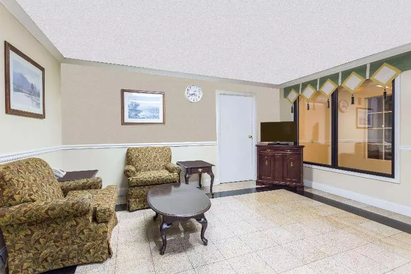 Fotos del hotel Super 8 By Wyndham Atlanta Northeast Ga:  17