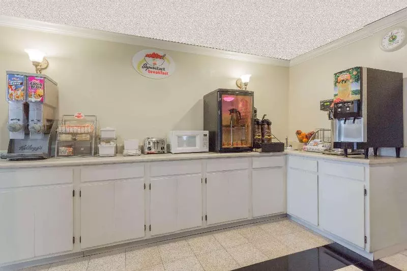 Fotos del hotel Super 8 By Wyndham Atlanta Northeast Ga:  4