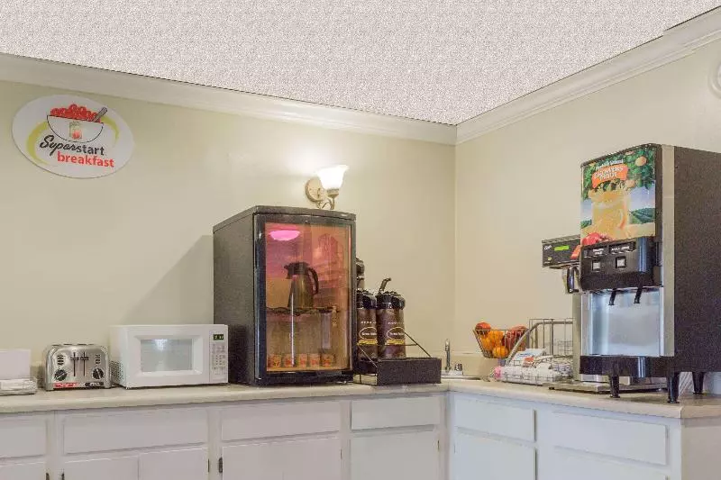 Fotos del hotel Super 8 By Wyndham Atlanta Northeast Ga:  6