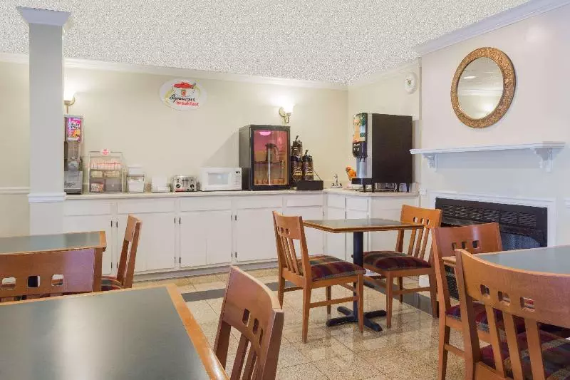 Fotos del hotel Super 8 By Wyndham Atlanta Northeast Ga:  10