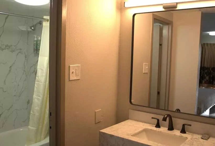 Fotos del hotel Super 8 By Wyndham Atlanta Northeast Ga:  15