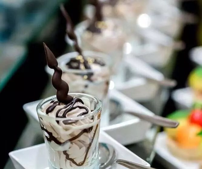 Fotos del hotel Radha Hometel:  11