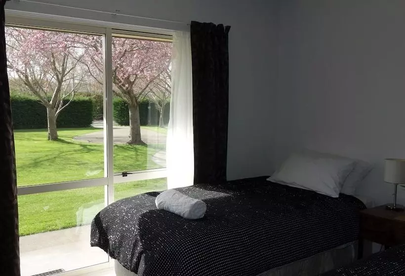 Chardonnay Motor Lodge