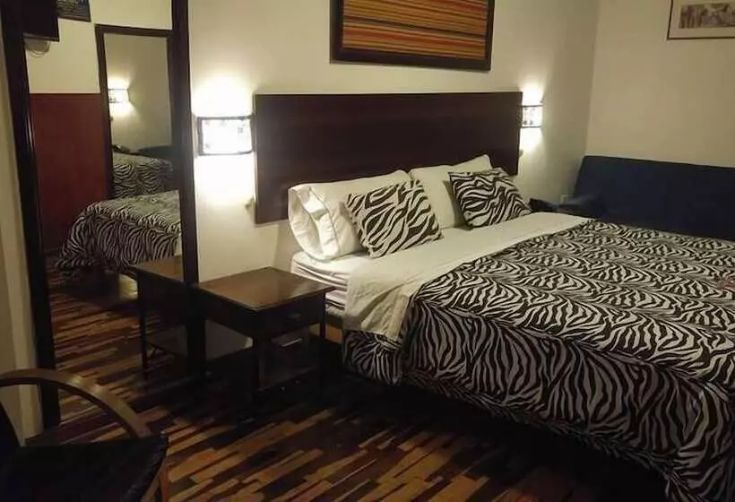 Fotos del hotel L Baron Jockey Plaza Mall:  2