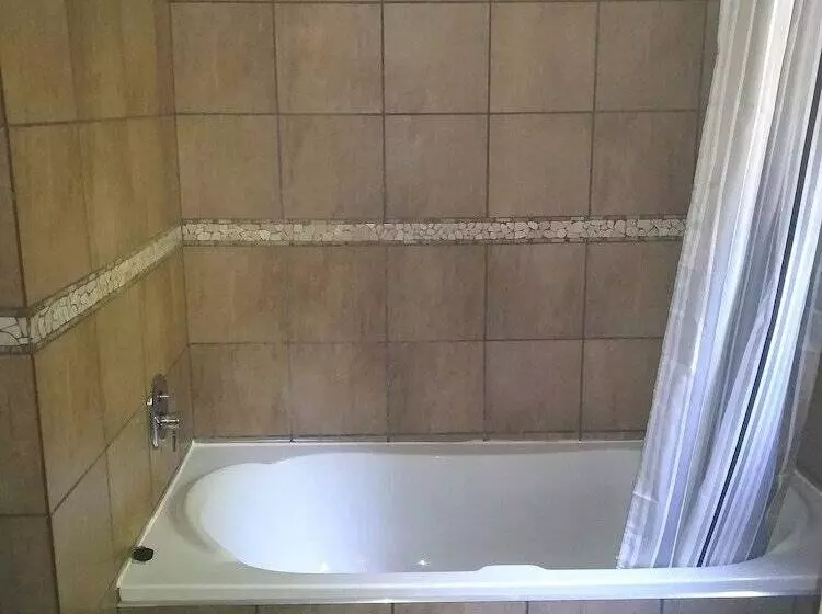 Fotos del hotel 24 Onvrey 3 Star Guest House:  24