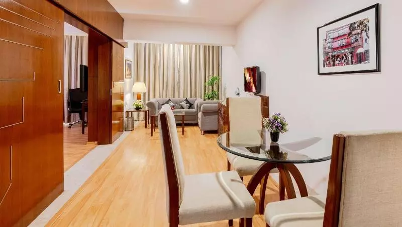 Fotos del hotel Sfo  And Suites:  3