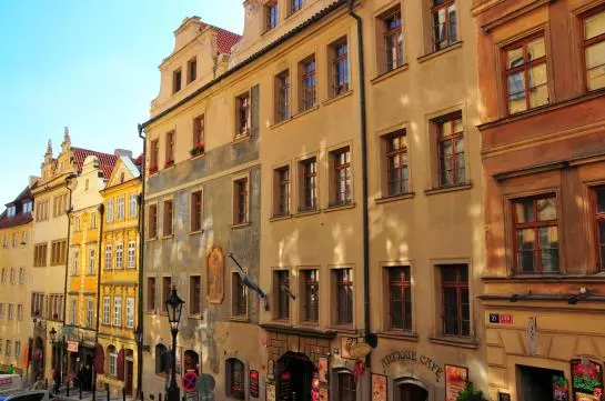 Thunovska 19
