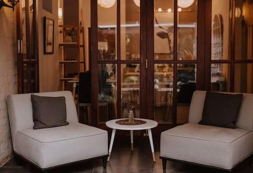 Fotos del hotel Sandalwood Lodge:  2
