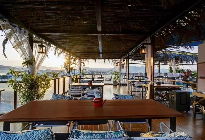 Fotos del hotel Udai Niwas  By The Lake:  8